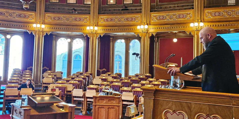Geir Jørgensen er stortingsrepresentant for Rødt. Torsdag formiddag talte han for en praktisk talt tom sal, men fiskeri- og havminister Cecilie Myrseth satt på første rad.