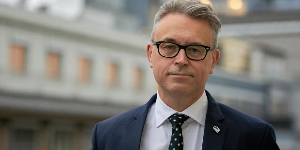 VÆR VARSOM: Fiskeri- og sjømatminister Odd Emil Ingebrigtsen (H) mener kystkommunene med lakseoppdrett skal passe på så de ikke blir oppfattet som grådige.