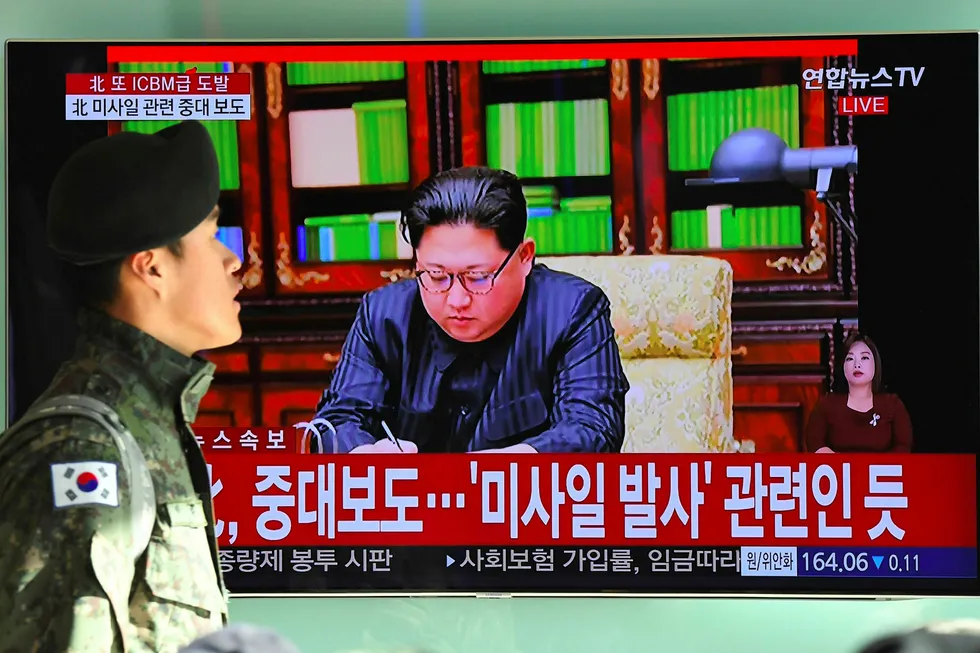 Nord-Korea hevder nytt missil kan nå hele USA. På bildet passerer en sør-koreansk soldat en tv i Seoul som viser bilde av Kim Jong-Un som fremtrer på nord-koreansk tv etter den siste oppskytingne. Foto: Jung Yeon-Je/AFP photo/NTB scanpix