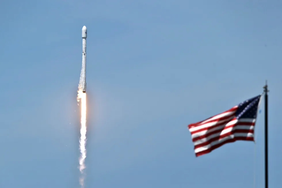 Om to år kan USA ha en militær styrke som skal forsvare landet mot trusler fra verdensrommet. Her en rakett med en kommunikasjonssatellitt i fronten, skutt opp fra Cape Canaveral i Florida i slutten av juni i år. Foto: John Raoux