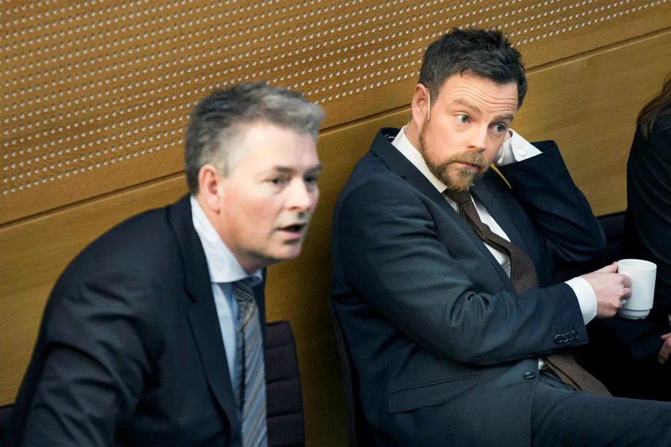 Daværende kunnskapsminister Torbjørn Røe Isaksen (til høyre) og hans statssekretær Bjørn Haugstad forsikret i 2015 de små studiestedene om at de ikke skulle legges ned.