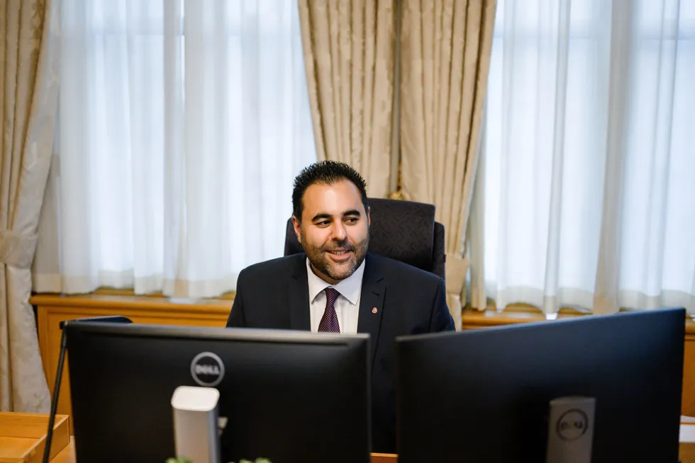 Stortingspresident Masud Gharahkhani sier at de jobber med et nytt lovverk for representantenes etterlønnsordninger.