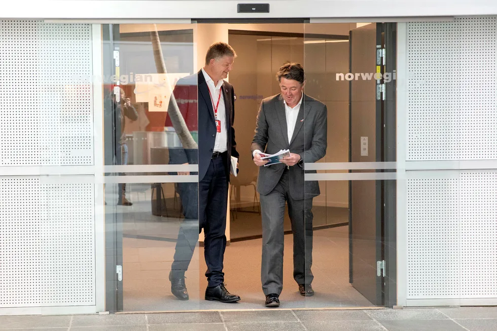 Norwegian-sjef Jacob Schram (til venstre) og finansdirektør Geir Karlsen trenger fortsatt mer penger. Her fra hovedkontoret på Fornebu i mai.