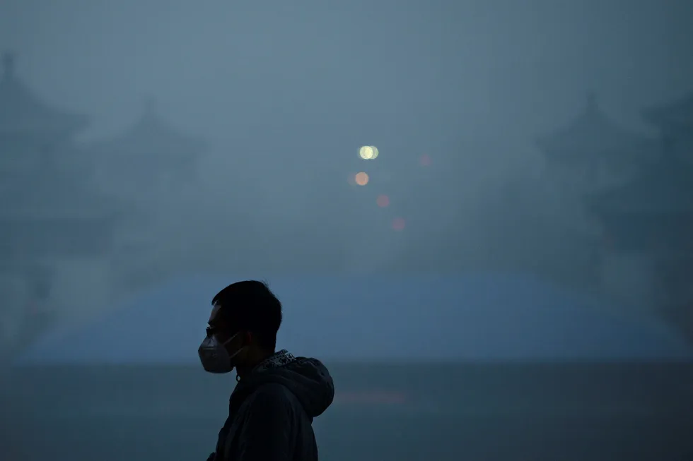 Den kinesiske hovedstaden har kommet med årets første alvorlige luftforurensningsadvarsel. Skoler holder stengt og ansatte jobber hjemmefra. Mange har forlatt Beijing og Nordøst-Kina for å finne frisk luft. Foto: Wang Zhao/AFP/NTB Scanpix
