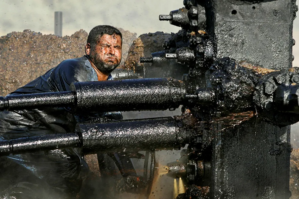 En Irakisk oljearbeider prøver å reparere en pumpe på en oljebrønn i Bod Al-Sham, Irak. Spenningen er stor foran ukens møte mellom de 24 landene som har inngått avtalen om kutt i oljeproduksjonen. Foto: Ceerwan Aziz/Reuters/NTB scanpix