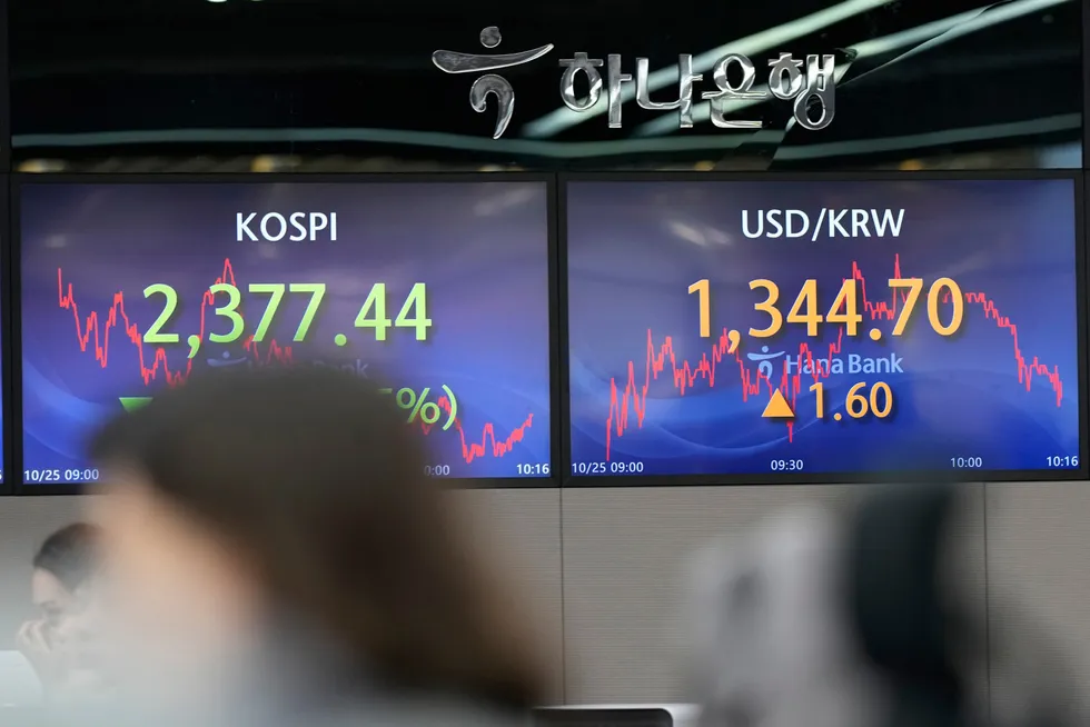 Hovedindeksen ved Seoul-børsen har falt i oktober på grunn av ny usikkerhet rundt verdensøkonomien og etterspørselen etter datakomponenter. Storselskapene opplever omsetningsfall, men det kan være i ferd med å snu.
