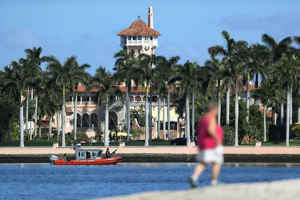 Donald Trumps golfresort Mar-A-Lago ligger helt nede i vannkanten i Palm Beach, Florida. Anlegges ser ut til å slippe de verste virkningene av orkanen Irma. Foto: Joe Raedle/Getty Images/AFP/NTB Scanpix