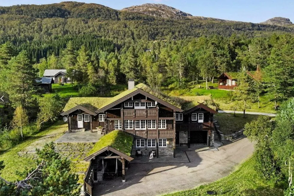Denne hytta er til salgs for 13 millioner kroner på Kvamskogen, øst av Bergen. Hytten er i dag eid av Møgster-familien.