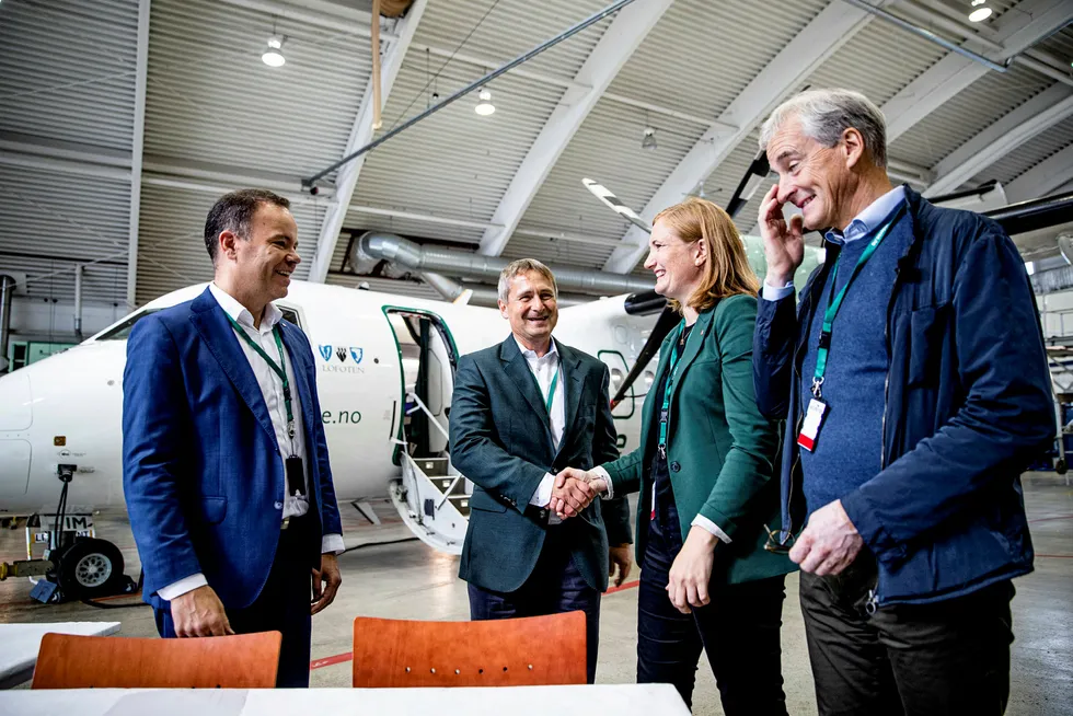 Fylkesrådsleder i Nordland Tomas Norvoll (Ap) avbildet sammen med partileder Jonas Gahr Støre, administrerende direktør Stein Nilsen i Widerøe og ordfører Maria Pinnerød (Ap) i Bodø.
