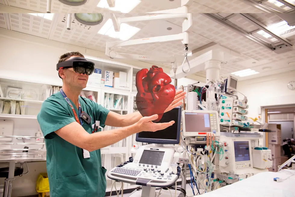 Illustrasjonen viser hvordan kirurgen ved hjelp av hologramteknologi opplever at han, bokstavelig talt, holder et hjerte i hånden. Illustrasjon: Sopra Steria
