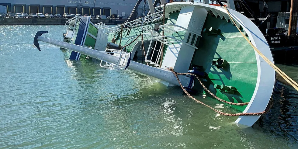 SNUINGEN: Skroget til «Nesejenta» ble snudd i Hirtshals Havn i går uten problemer.