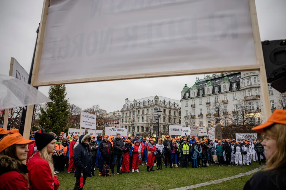 Havbruksnæringen i Norge har i mange år betalt grunnrenteskatt, gjennom kapasitetsauksjoner og produksjonsavgift. Det har DNs lederartikler sjelden erkjent, skriver innleggsforfatteren. Her fra protester mot grunnrenteskatten utenfor Stortinget i november i fjor.