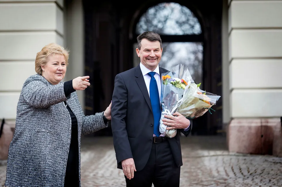 Statsminister Erna Solberg følger Tor Mikkel Wara ut på slottsplassen etter at han ble utnevnt til ny justisminister i ekstraordinært statsråd på slottet. Foto: Gunnar Lier