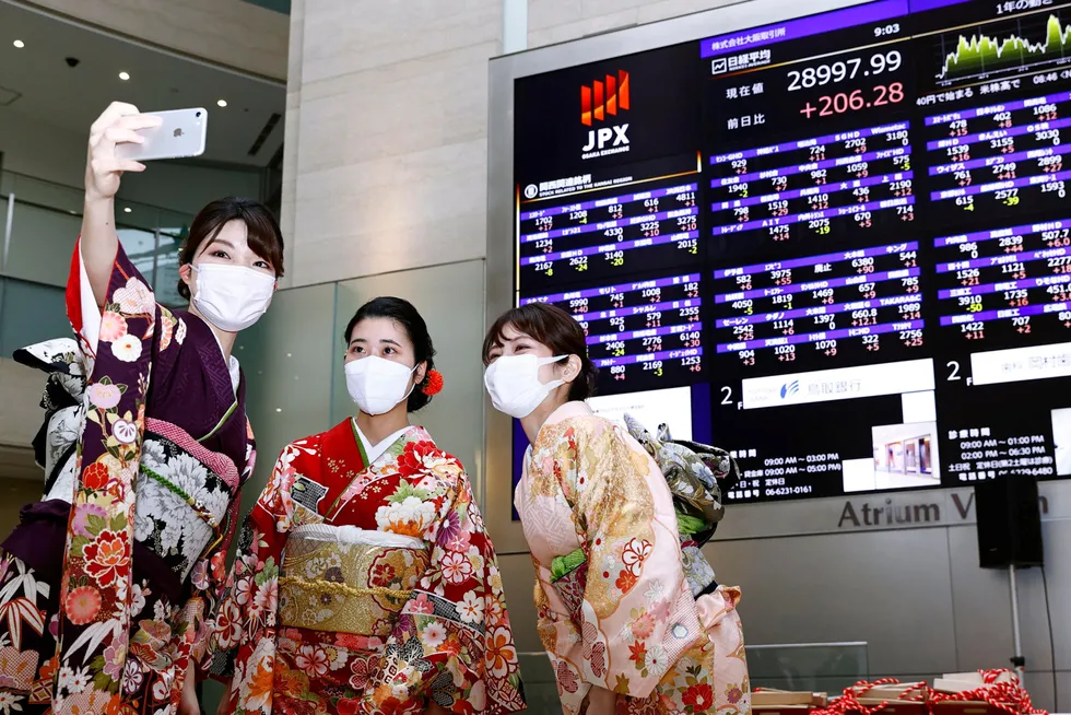 Årets første handelsdag ved børsene i Japan feires med høytidelige seremonier og selfies. Året har startet med en oppgang. Her fra Osaka Exchange i Osaka etter et par timers handel tirsdag formiddag.