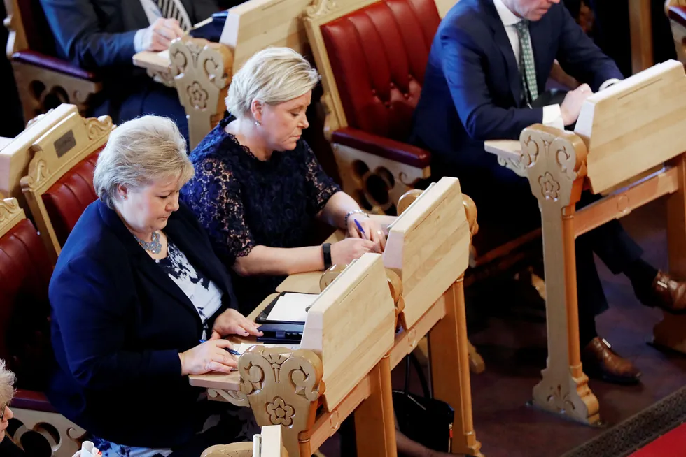 Statsministeren og finansministeren satt ved siden av hverandre under Stortingets debatt om Listhaug. Foto: Aleksander Nordahl