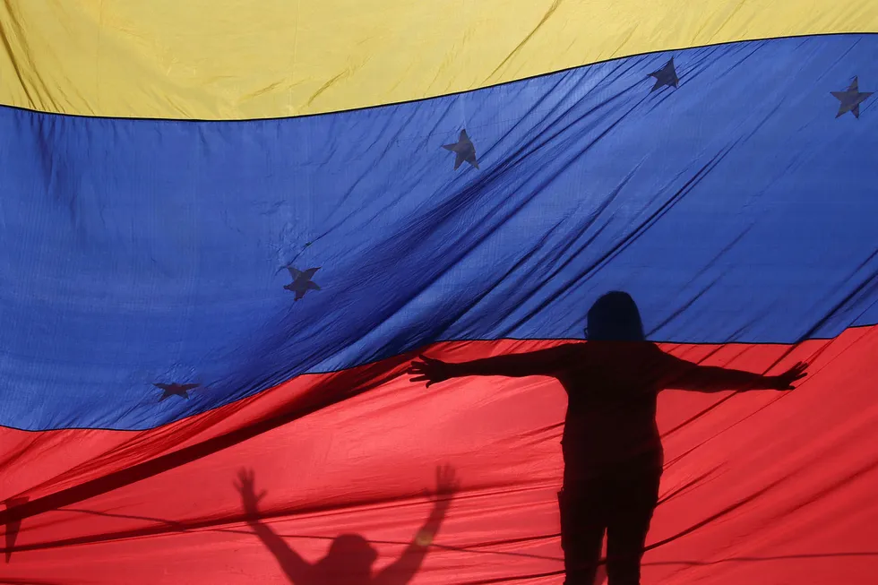 Møtene mellom regjeringen og opposisjonen fortsetter i Venezuela. Foto: Fernando Llano/AP photo/NTB scanpix