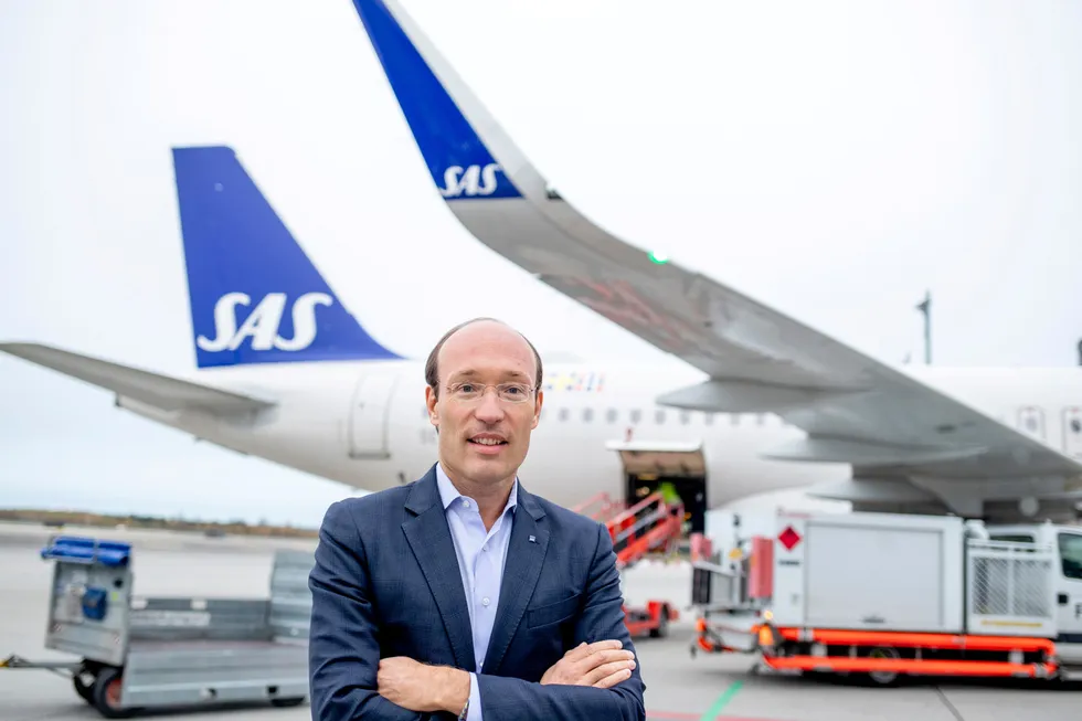 SAS har tapt mer enn 16 milliarder kroner på to år – og nå skaper omikronviruset bekymringer for toppsjef Anko van der Werff. Her fra Oslo lufthavn i oktober.