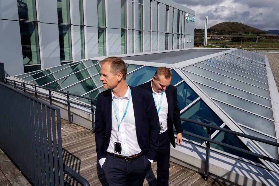 Geir Austigard, konsernsjef i Moreld (til venstre) er overbevist om at han nå skal lykkes med å selge konsernet. Her sammen med finansdirektør Trond Rosnes i selskapets hovedkontor på Forus.