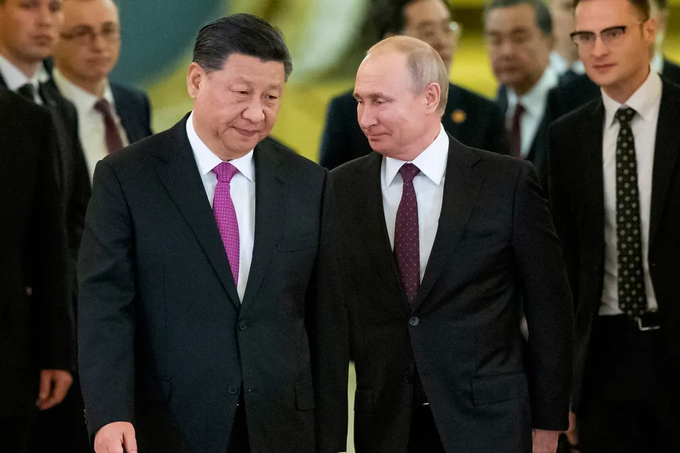 Vladimir Putin (til høyre) skal etter planen gjøre ære på Xi Jinping når Beijing-OL åpnes fredag.