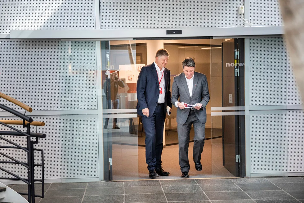 Norwegian-sjef Jacob Schram (til venstre) og Geir Karlsen legger frem planer for det neste året gjennom et prospekt til kapitalinnhentingen i selskapet. Her fra en pressekonferanse mandag.