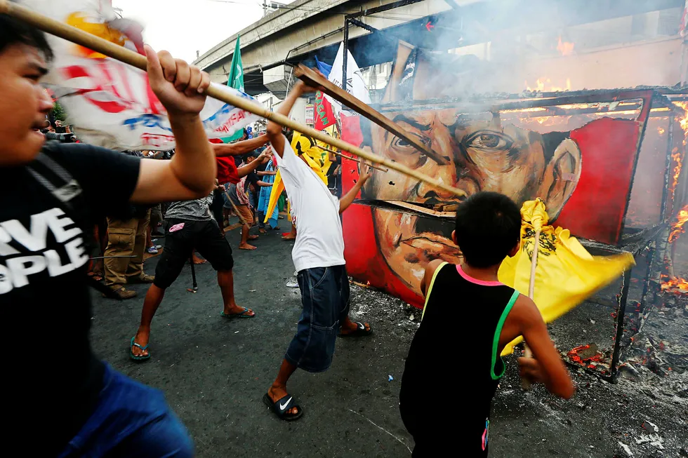 Demonstranter i Filippinenes hovedstad Manila protesterer mot president Rodrigo Dutertes krig mot narkotikabander. FN og menneskerettighetsorganisasjoner mener at presidentens politikk har ført til en voldsspiral. Foto: Bullit Marquez/AP/NTB Scanpix