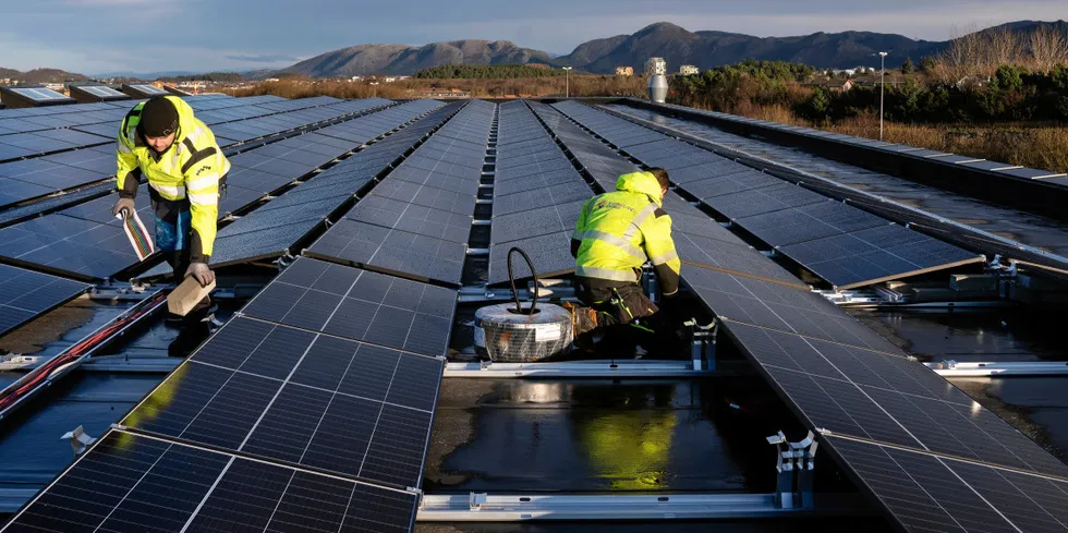Installasjon av solceller på næringsbygg, som her hos Kverneland i Time kommune i Rogaland, er den viktigste kilden til ny strøm i år.