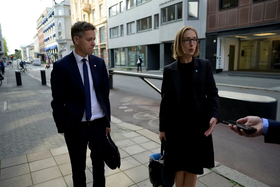Samferdselsminister Knut Arild Hareide (KrF) og næringsminister Iselin Nybø (V) på vei inn i møte om krisehjelp til flybransjen. Partiene snekrer nå nye stortingsvalgprogrammer.