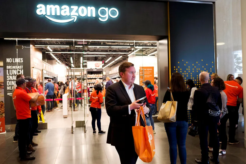 Amazon har allerede åpnet flere butikker der kunstig intelligens og kameraer ser hva du tar med deg fra butikken. Dermed slipper du å stå i lang kø for å betale, men betaler automatisk gjennom Amazon-appen. Her fra teknologigigantens butikk i New York.