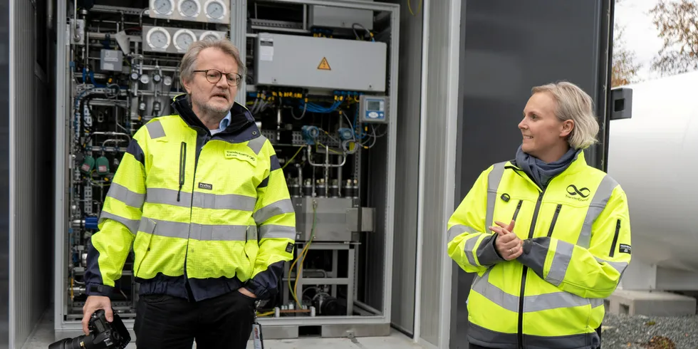 Trønderenergis prosjektleder Bernhard Kvaal og teknologidirektør Gøril Forbord foran enheten for hydrogenlagring på gården på Byneset.