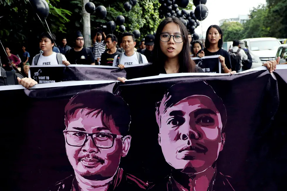 Demonstrantasjoner til støtte for Wa Lone og Kyaw Soe Oo før rettssaken.