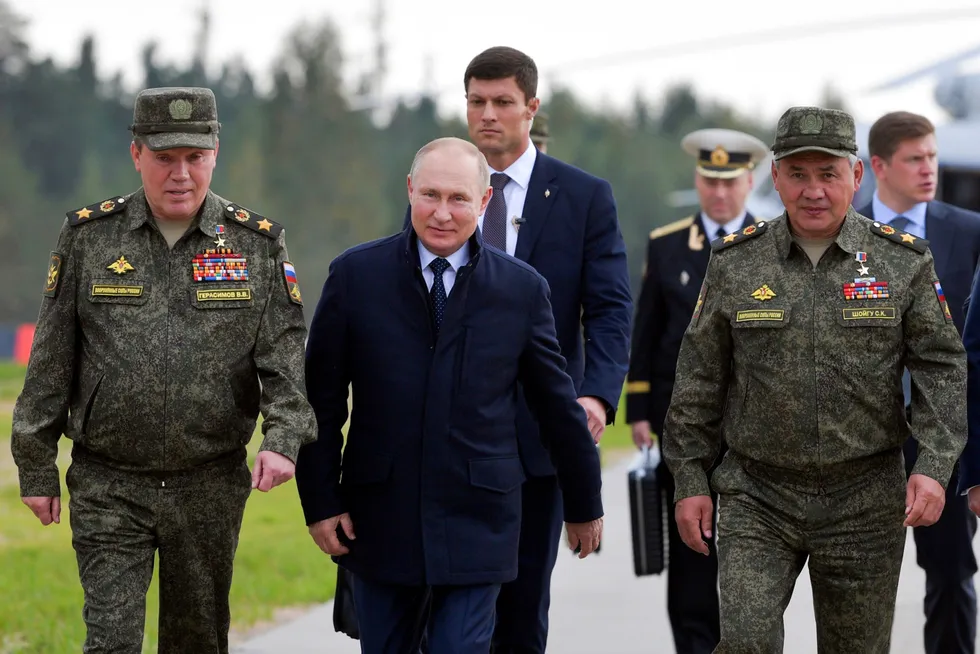Sjef for generalstaben, Gerasimov, president Putin og forsvarsminister Sjojgu skal alle ha tilgang til svarte atomkofferter.