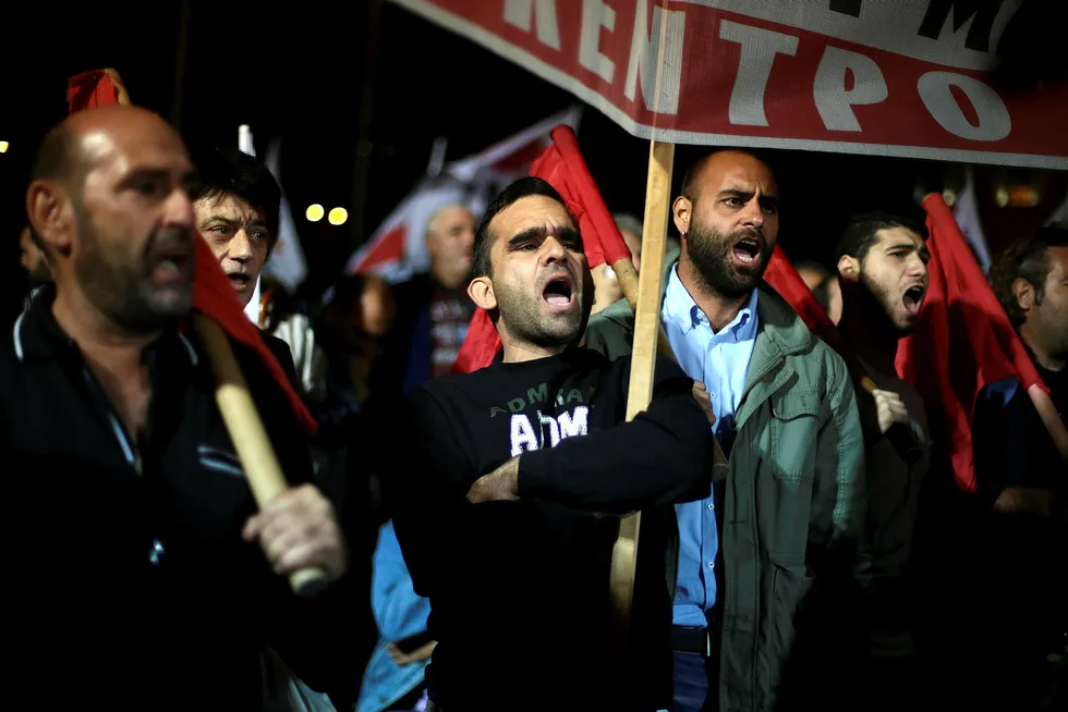 Hellas er et av landene som de siste årene har opplevd økonomisk ustabilitet. Det har resultert i protester som denne i midten av oktober. Foto: Alkis Konstantinidis/Reuters/NTB Scanpix