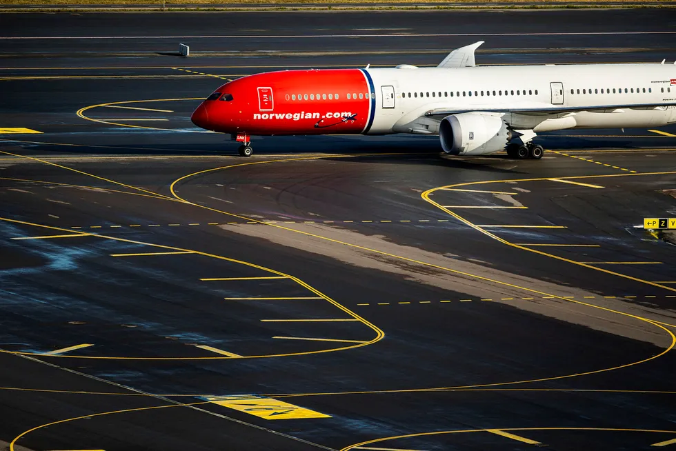 Et av Norwegians langdistansefly av typen Boeing 787 Dreamliner, her på Oslo lufthavn.