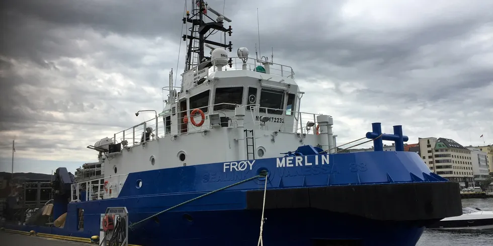 Frøy Merlin til kai på Bryggen i Bergen.