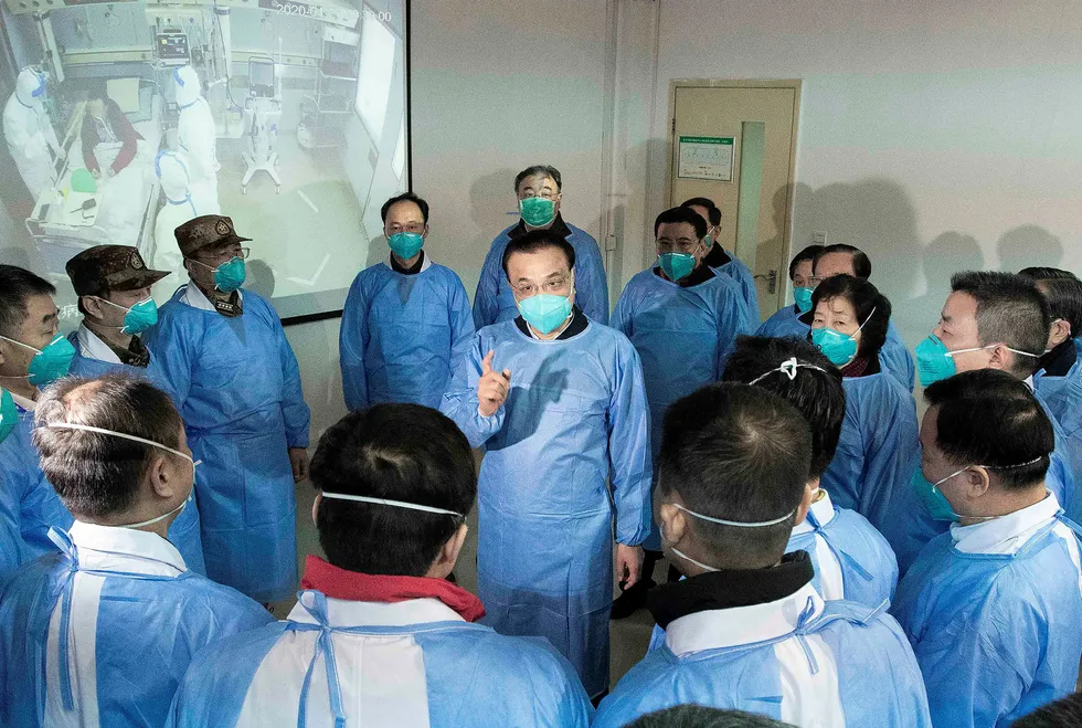Kinas statsminister Li Keqiang har fått ansvar for å lede arbeidet med å stanse spredningen av de dødelige coronaviruset. Han møtte helsepersonell ved Wuhan Jinyintan Hospital i Wuhan på mandag.