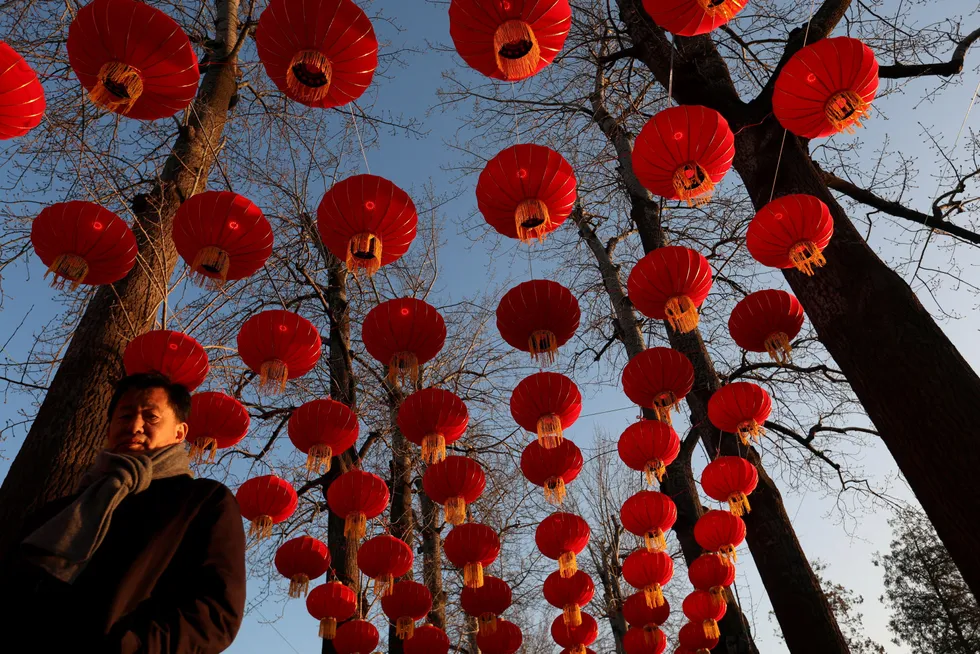 Kinesiske myndigheter forsøker å roe aksjemarkedene før landet stenger ned frem til 19. februar i forbindelse med nyttårsfeiring. Her fra Beijing, hvor byen gjør seg klar til storinntrykk av turister – og forhåpentlig høyere økonomisk aktivitet.