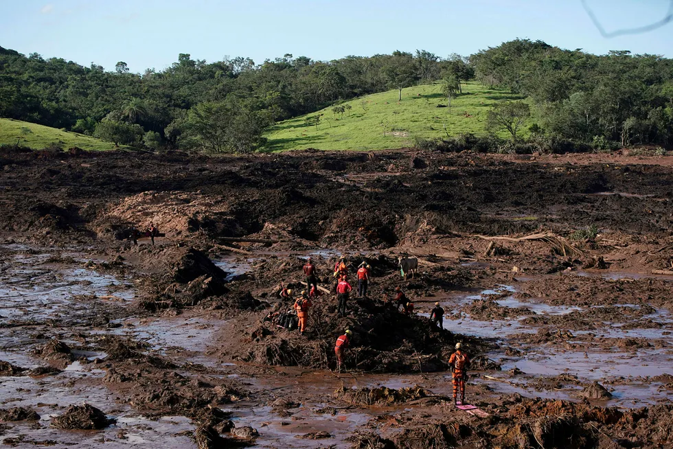 Brannmenn lette mandag etter ofre for demingkollapsen i delstaten Minas Gerais sørøst i Brasil.