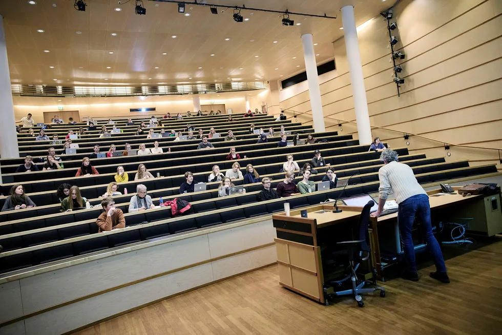 Danmark har begrensninger på mulighetene til å ta opp fag fra videregående og ikke et system med tilleggspoeng.