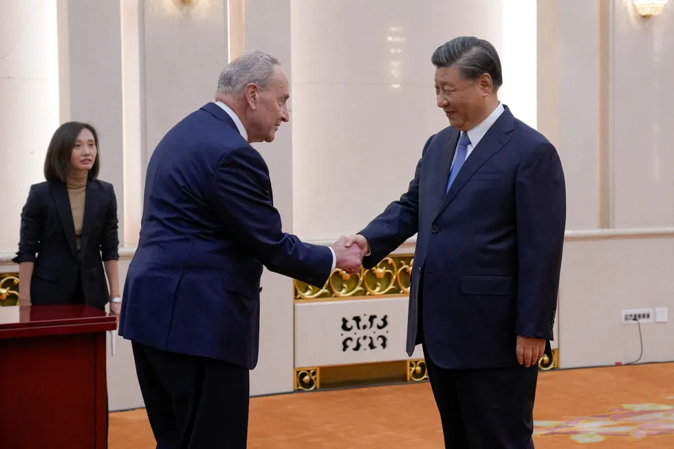 Kinas president Xi Jinping hilser senatsleder Chuck Schumer, og en amerikansk kongressdelegasjon fra begge partier, velkommen til Beijing.