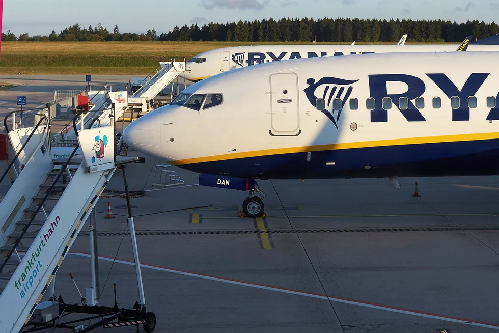 Fly fra det irske lavprisselskapet Ryanair sto på bakken i flere europeiske land fredag, som følge av pilotenes streik.
