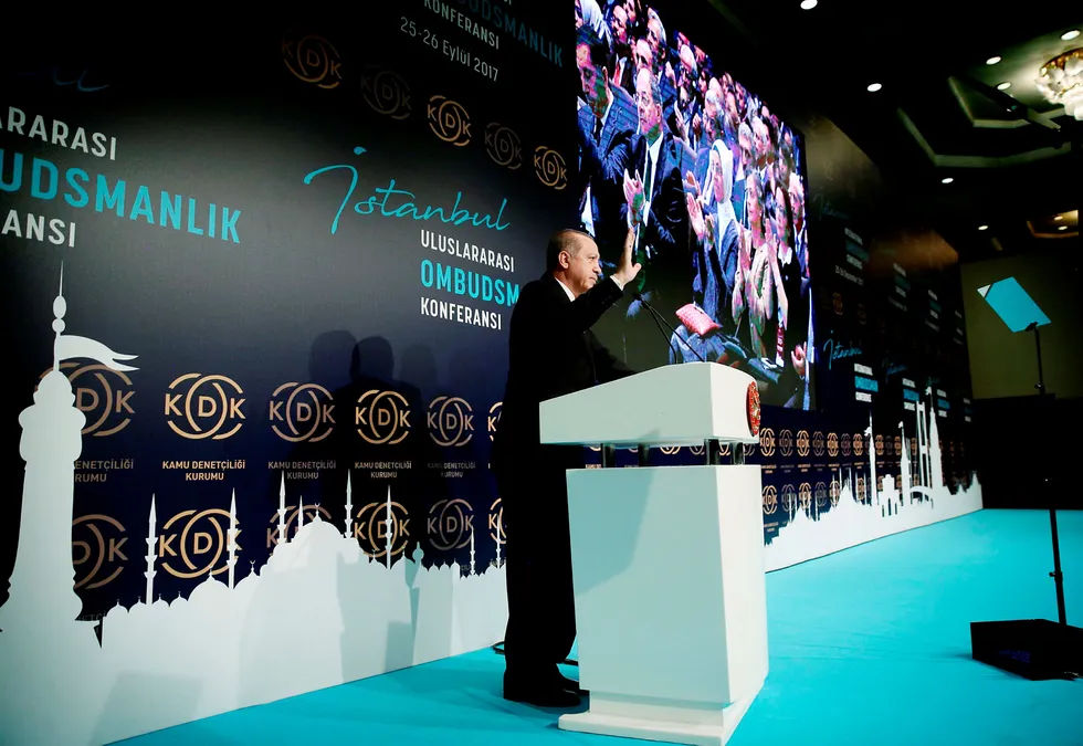 «De siste dagene har tilspissingen av konflikten mellom Tyrkia og det kurdiske området i Nord-Irak, der Tyrkia truer med å stenge en oljeledning som går over tyrkisk territorium, åpenbart hatt betydning», skriver DNs kommentator. Bildet viser Tyrkias president Recep Erdogan i Istanbul mandag, der nevnte trusler ble fremført. Foto: AFP/NTB Scanpix