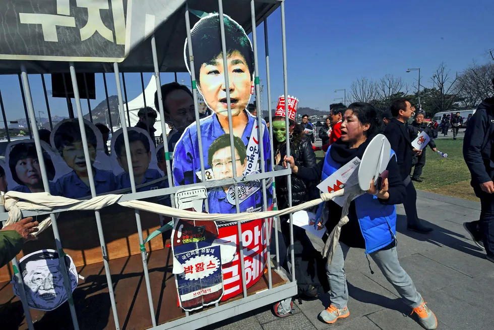 Motstandere av Park Geun-hye demonstrerte fredag med en pappfigur av den avsatte presidenten plassert bak lås og slå. Foto: Jung Yeon-je/AFP/NTB Scanpix