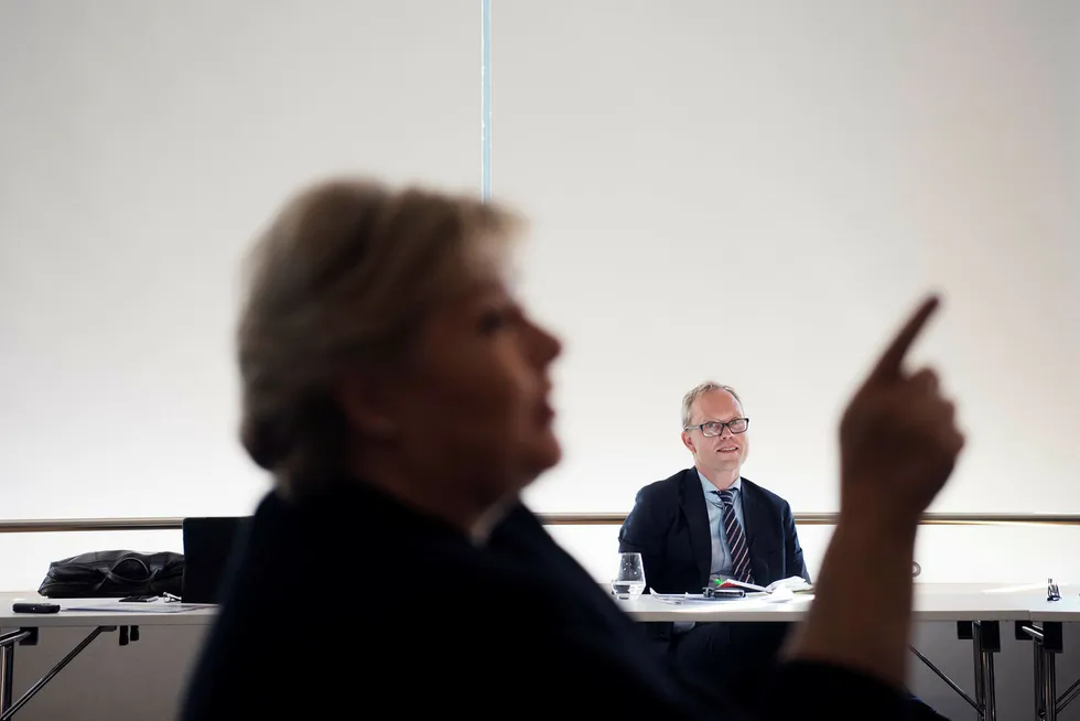 – Krisen er over på Sør- og Vestlandet, sier statsminister Erna Solberg. I bakgrunnen sitter sjeføkonom Kyrre Knudsen i Sparebank 1 SR-Bank. Foto: Marie von Krogh
