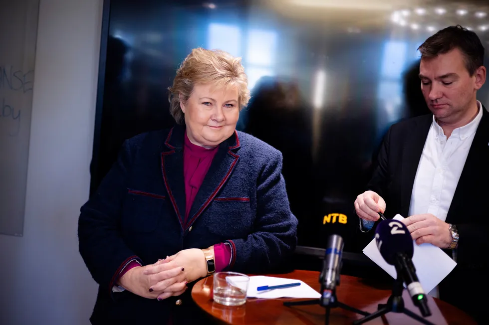 Høyre-leder Erna Solberg holdt mandag formiddag en pressekonferanse hvor hun sa hun var fullt motivert til å fortsette som partileder. Til høyre er partiets nestleder Henrik Asheim.