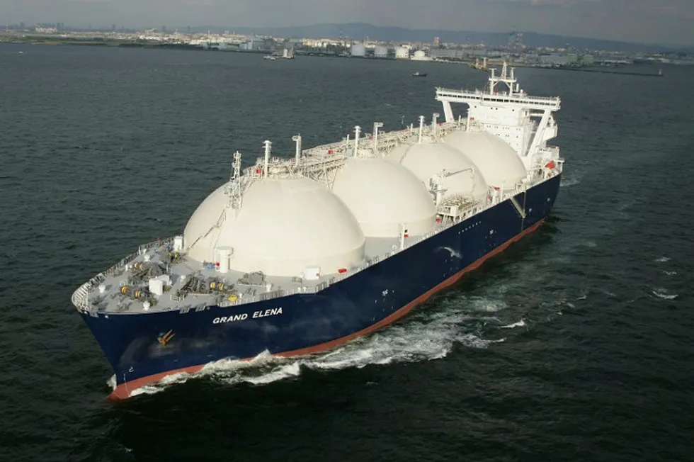 Delivering LNG