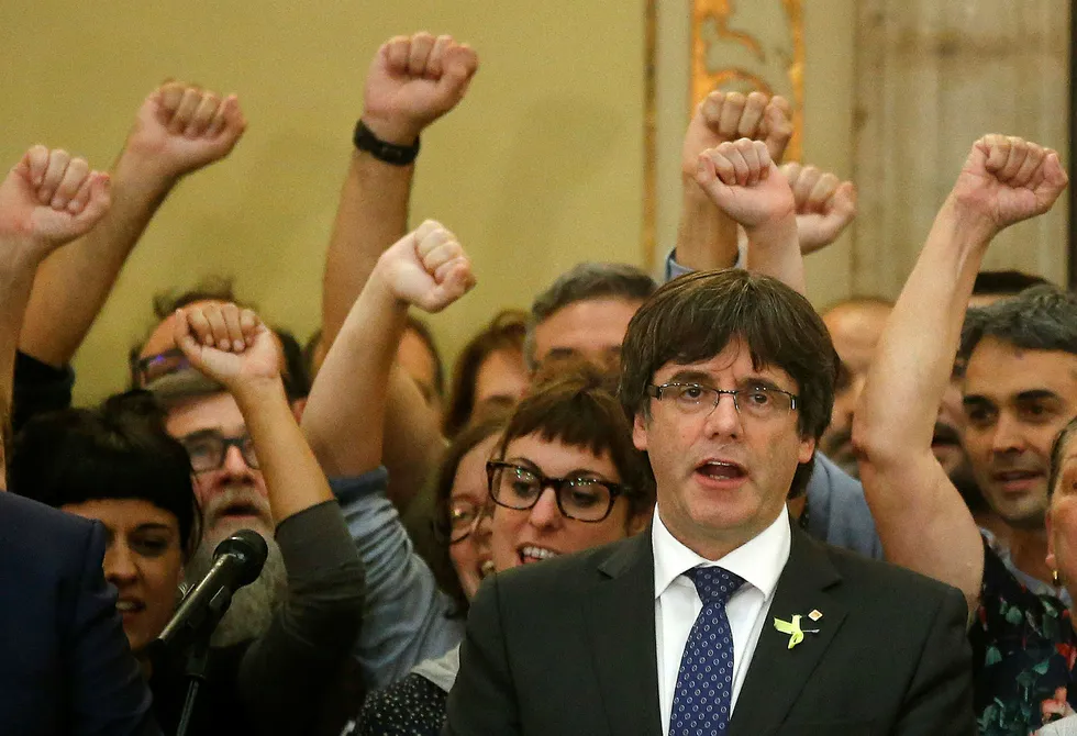 Den katalanske presidenten Carles Puigdemont blir siktet for opprør av spanske påtalemyndigheter. Foto: Manu Fernandez/AP