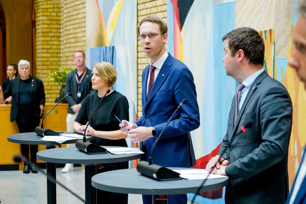 Kari Elisabeth Kaski (SV), Eigil Knutsen (Ap) og Geir Pollestad (Sp) satt oppe til midnatt med budsjettarbeidet mandag. Tirsdag presenterte de enigheten i Stortinget.