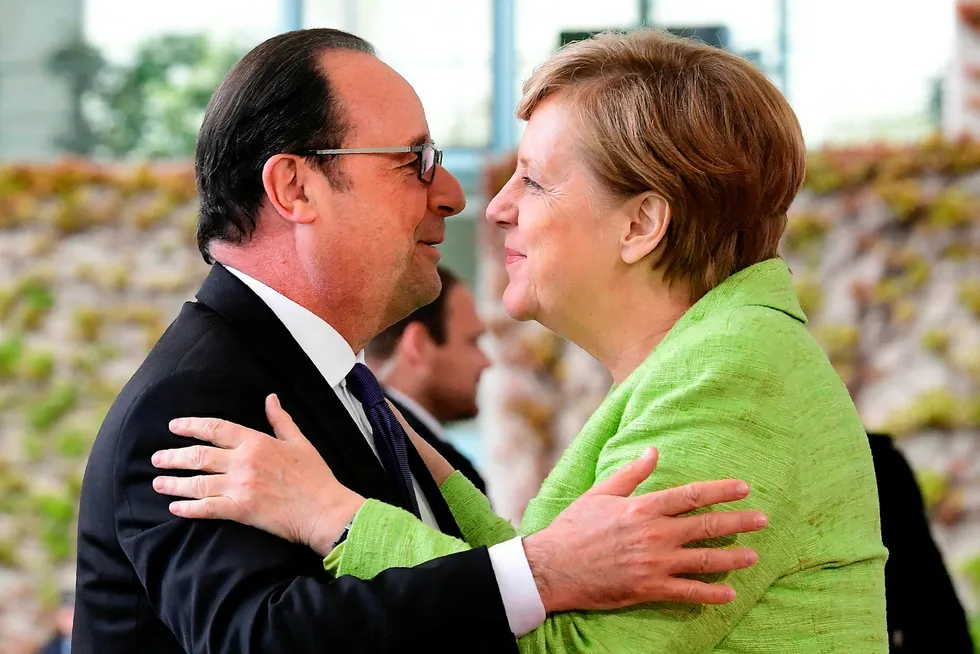 Tysklands forbundskansler Angela Merkel hadde mandag et møte med Frankrikes avtroppende president Francois Hollande i Berlin. Foto: Tobias Schwarz/Afp photo/NTB scanpix
