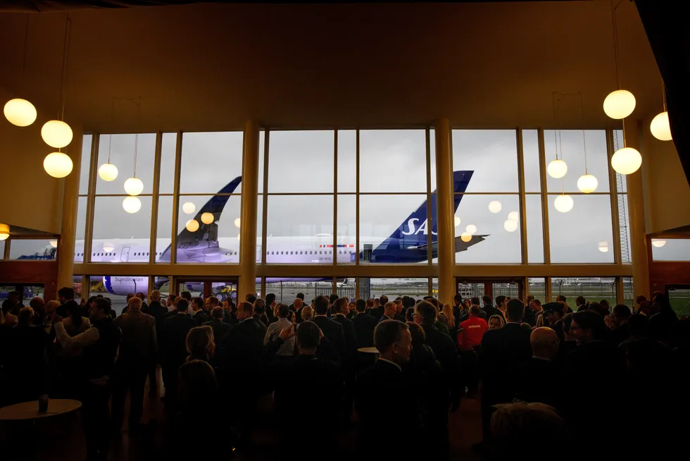 SAS har fått domstolens godkjennelse til å hente hjem et langditansefly med nypris på over én milliard kroner. Her fra levering av et fly av samme typen på Kastrup i 2019.