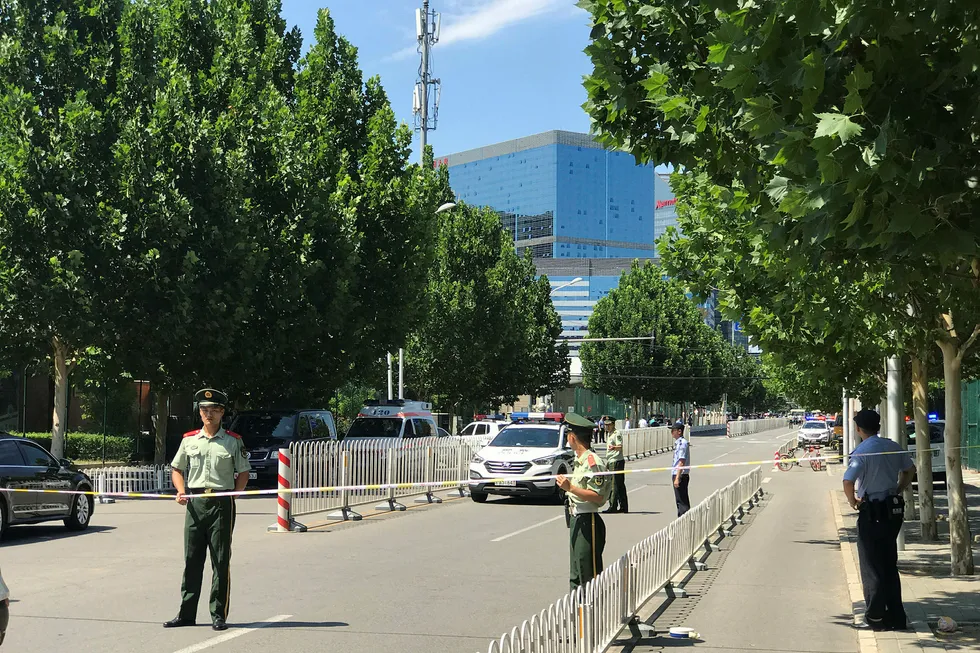 Politiet sperrer av veien til USAs ambassade i Beijing etter det som skal være en brann eller eksplosjon ved ambassaden. Foto: Andy Wong / AP Photo